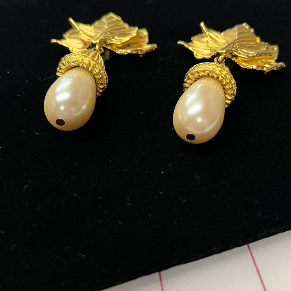 CAROLINE GRAVES VINTAGE Event Evening Gold Leaf Pearl Drop Clip-On Earrings - Picture 8 of 14